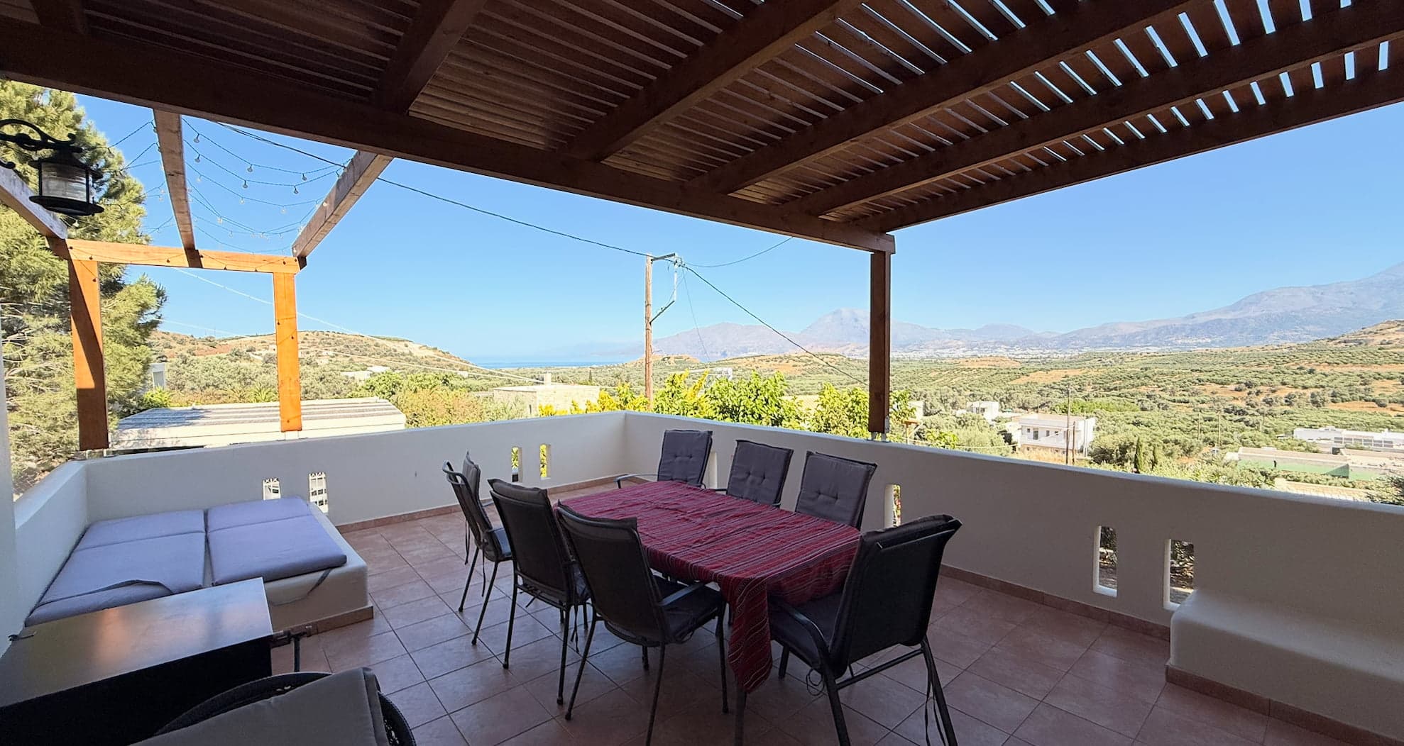 Terrasse couverte avec vue panoramique sur les montagnes