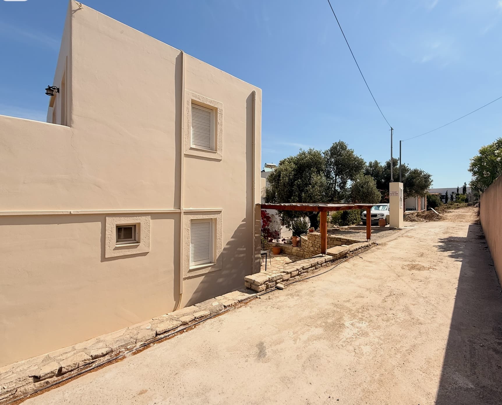 Arrière de la maison et accès parking