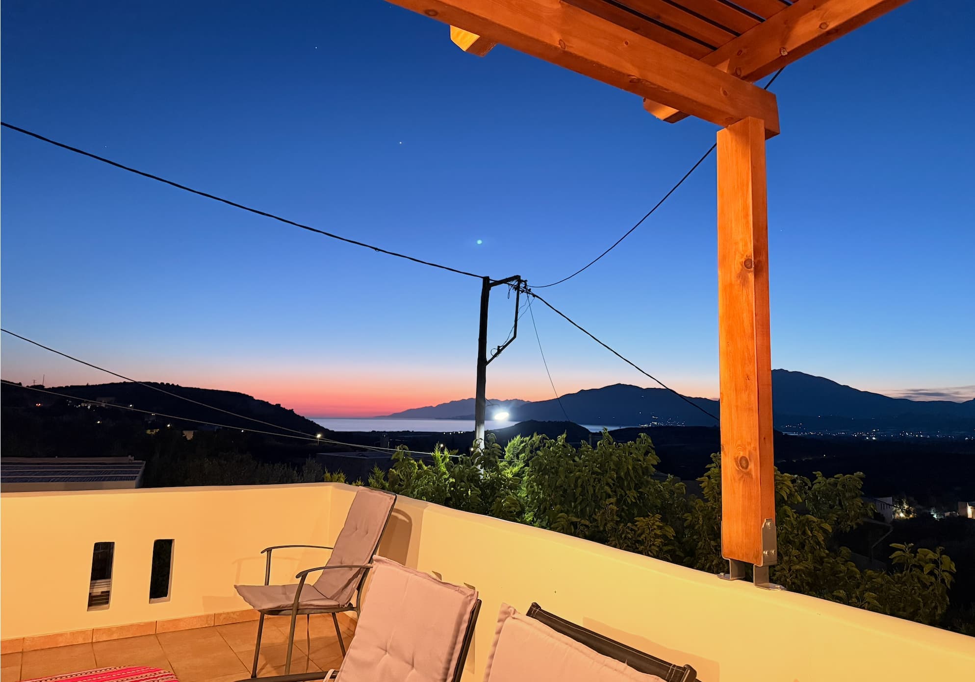 Terrasse du rez-de-chaussée à la tombée de la nuit
